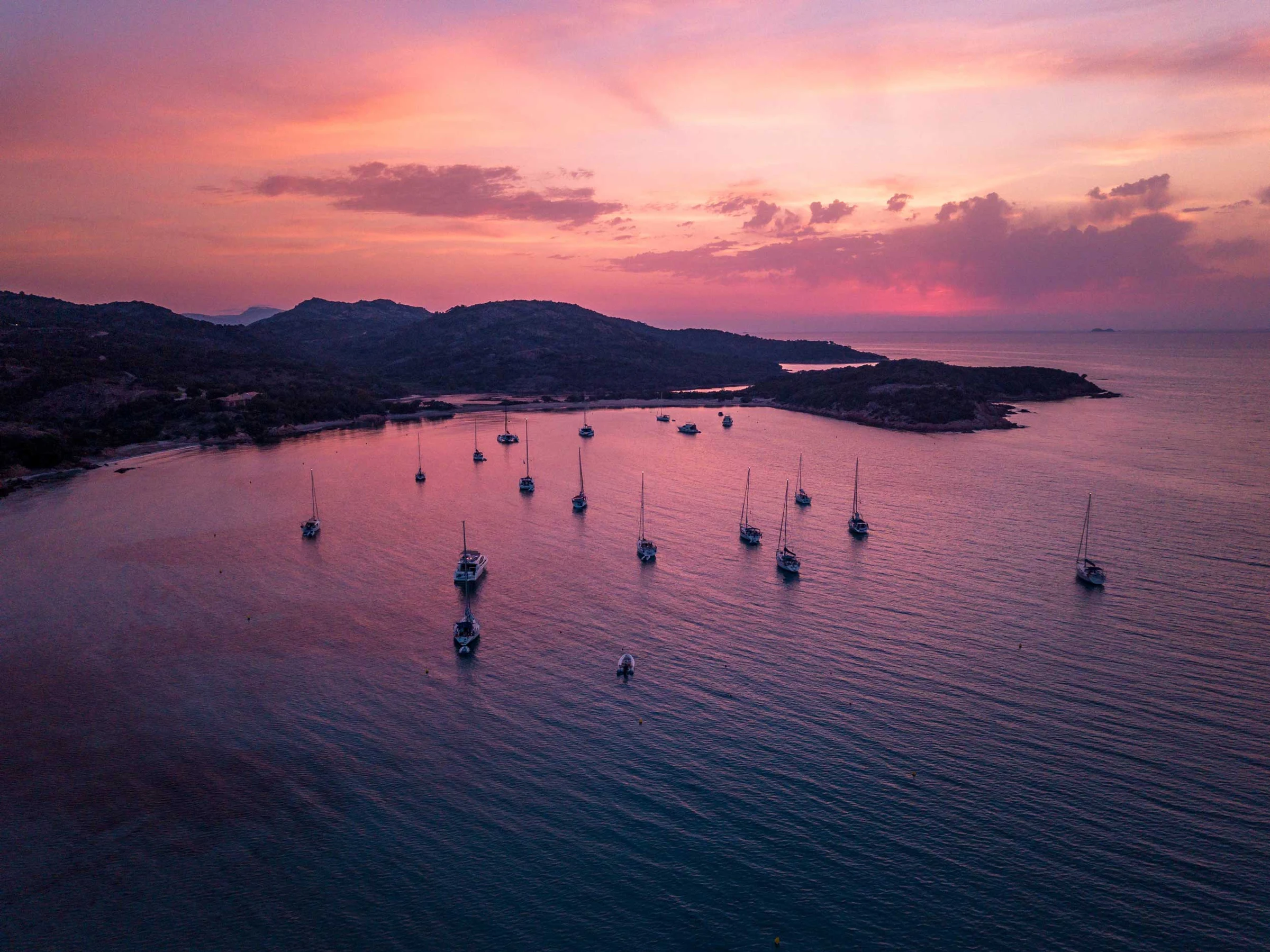 Coucher de soleil sur la baie de Rondinara